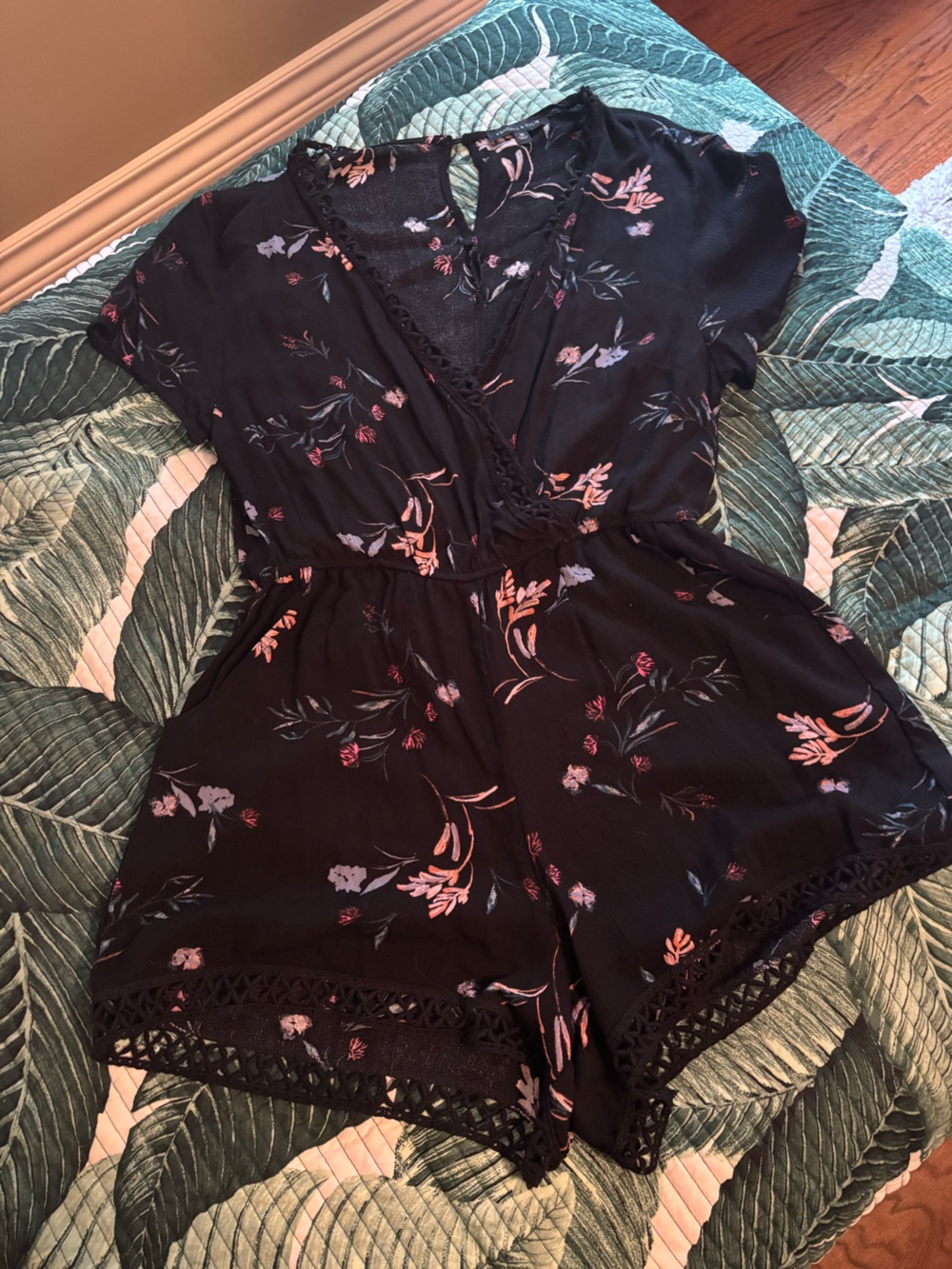 Kendall & Kylie Women’s Black Floral Lace-Trim Romper